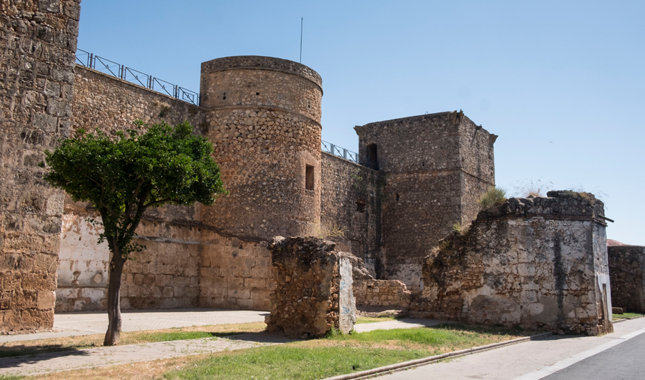 
			      Muralla de los Guzmanes del castillo de Niebla (Huelva). Foto: EFE. 			    
			  