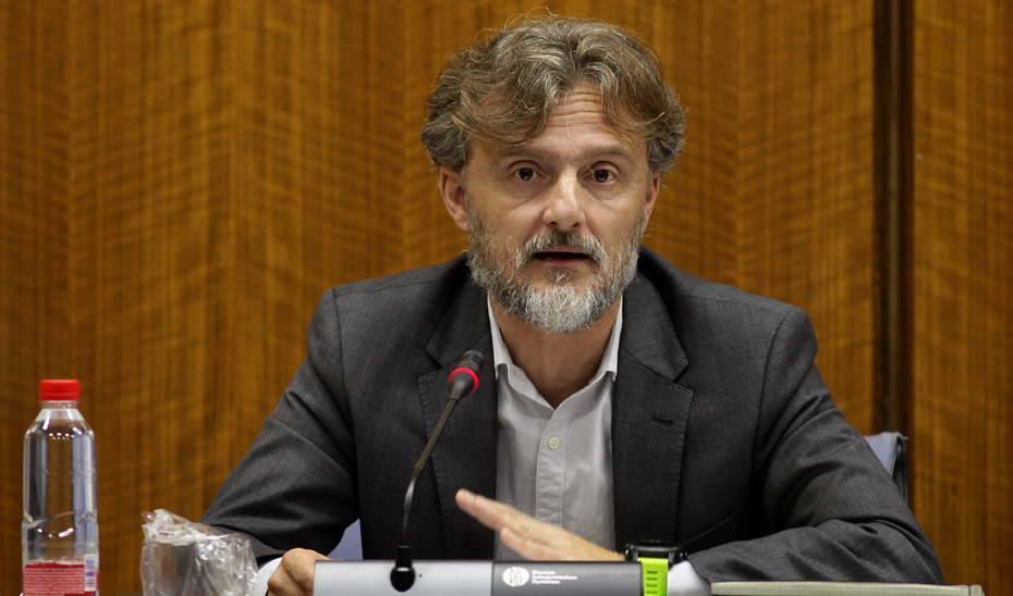 José Fiscal, durante su comparecencia ante la Comisión de Medio Ambiente del Parlamento.