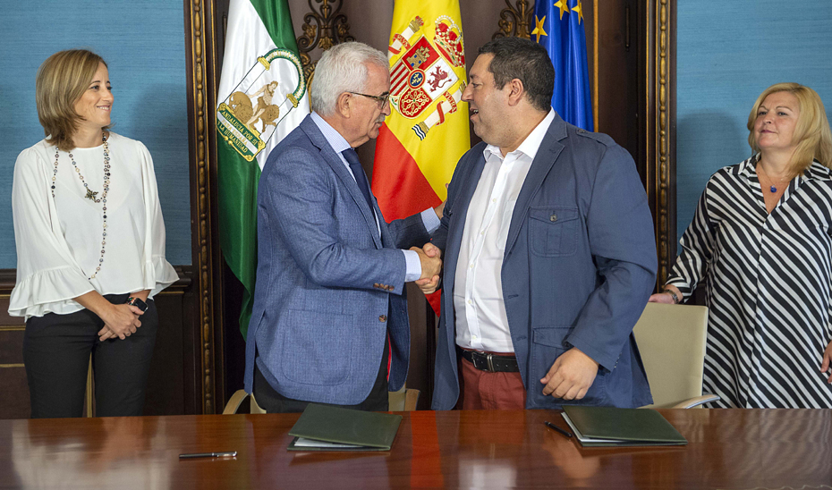 Manuel Jiménez Barrios y Mario Alonso, tras la firma del convenio.