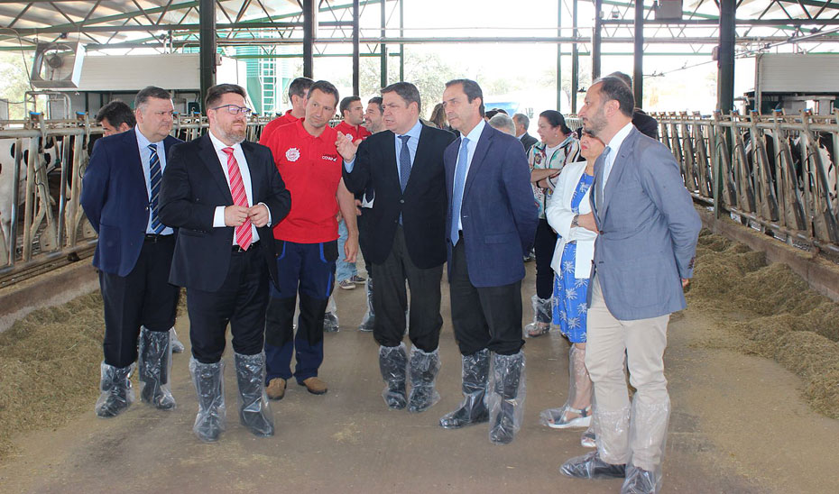 Rodrigo Sánchez Haro, junto al ministro Luis Planas y el resto de autoridades, en las instalaciones de Covap.