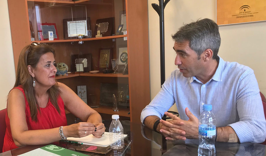 La consejera de Educación, Sonia Gaya, trasladó al alcalde de Benalmádena, Víctor Navas, el compromiso del Gobierno andaluz para construir el nuevo instituto.