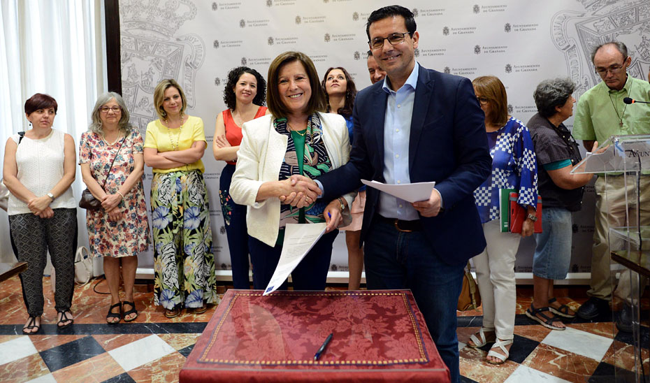 María José Sánchez Rubio junto al alcalde de Granada, Francisco Cuenca.