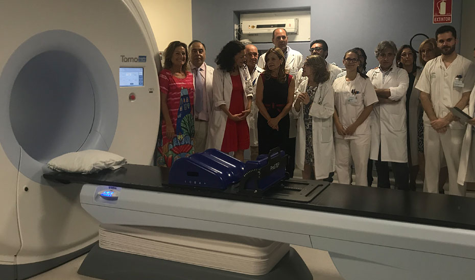 La consejera de Salud, Marina Álvarez, durante su visita a la Unidad de Oncología Radioterápica del Virgen del Rocío, en Sevilla.