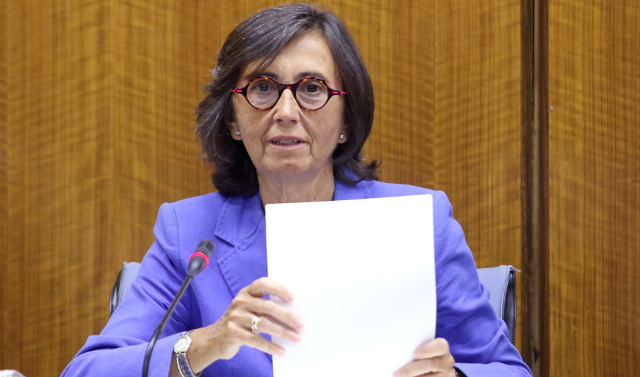 La consejera de Justicia e Interior, Rosa Aguilar, durante su intervención en la comisión parlamentaria.