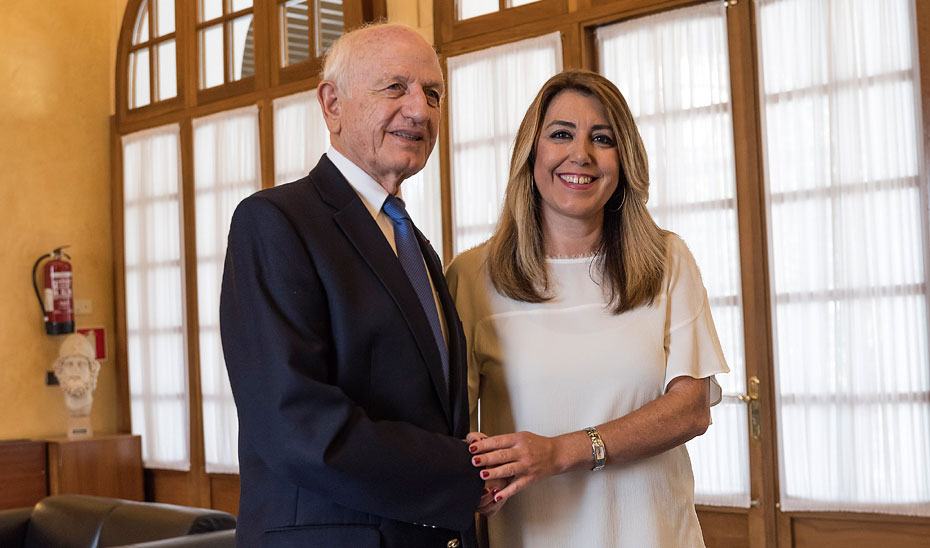Susana Díaz saluda en el Parlamento andaluz al consejero real del Reino de Marruecos y presidente de la Fundación Tres Culturas, André Azoulay.