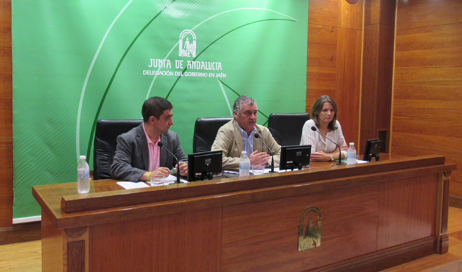El consejero de Empleo, Empresa y Comercio, Javier Carnero, informa en Jaén de una inversión de 18,85 millones para la contratación de desempleados por los ayuntamientos.