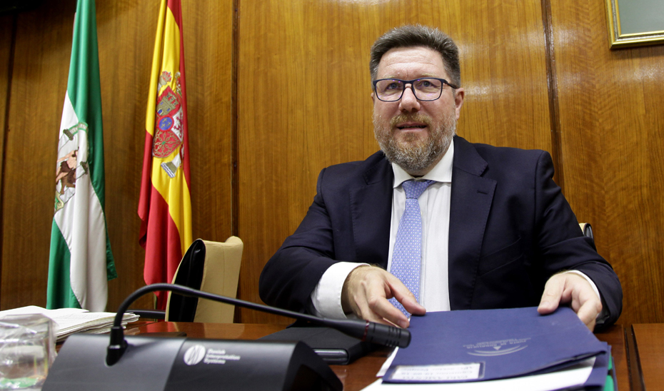 Rodrigo Sánchez Haro ha recordado hoy en Comisión Parlamentaria que la Junta de Andalucía ha puesto en marcha una campaña de retirada de plásticos agrícolas en zonas de cultivo y cauces fluviales.