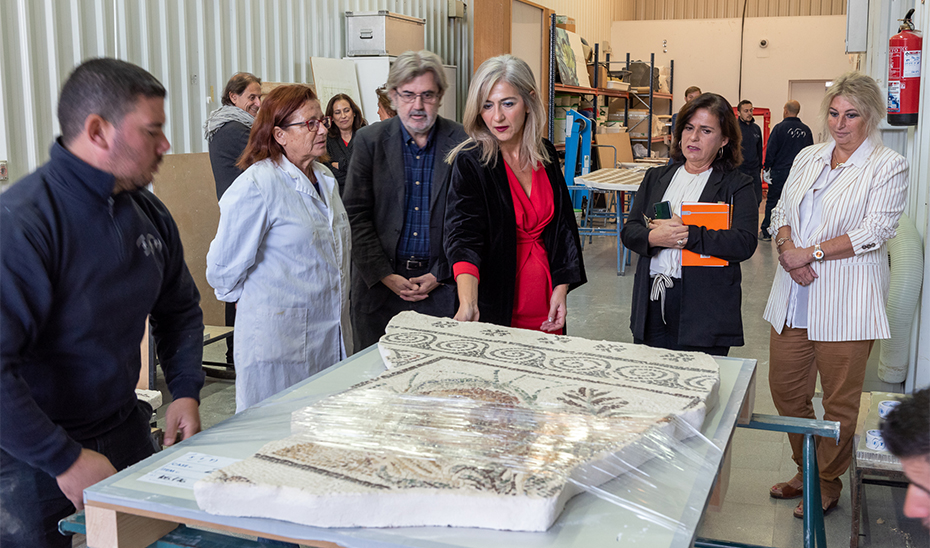 La consejera de Cultura, Patricia del Pozo, observa en el IAPH uno de los fragmentos del mosaico aparecido en Écija.