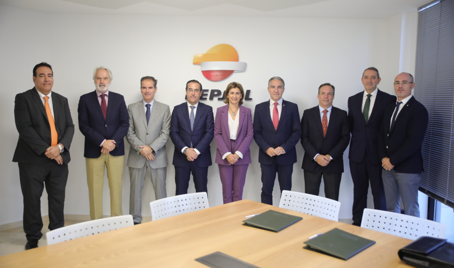 Foto de familia tras la firma de un convenio de colaboración entre el consejero Elías Bendodo y la directora ejecutiva de GLP de Repsol, Carmen Muñoz.