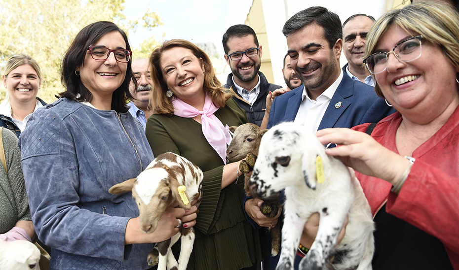 Carmen Crespo, en el transcurso de la inauguración de la XII Real Feria del Ganado y V Feria Agroganadera de Loja (Granada).