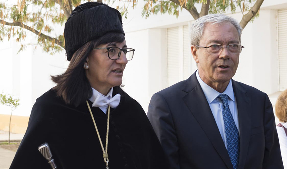 Rogelio Velasco y María Antonia Peña Guerrero, rectora de la Universida de Huelva.