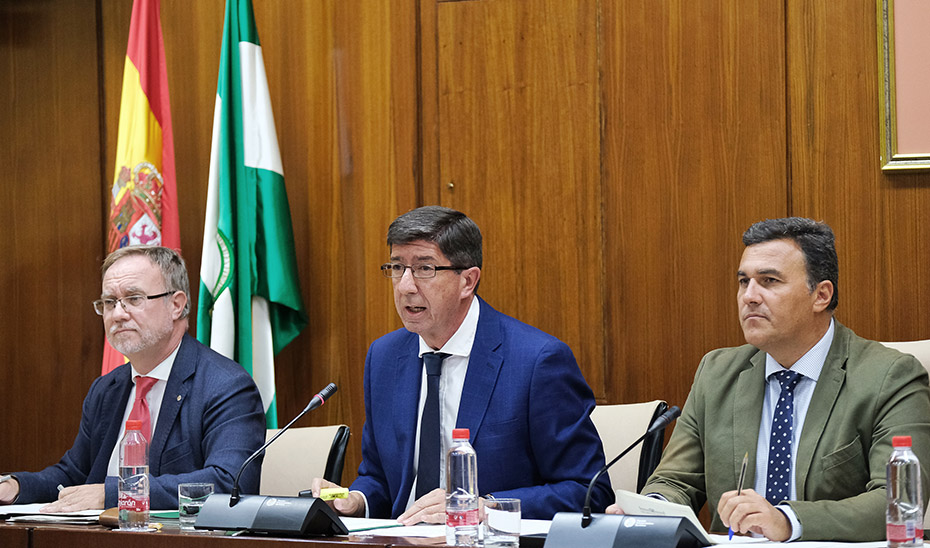 El vicepresidente y consejero Juan Marín informa en comisión parlamentaria.