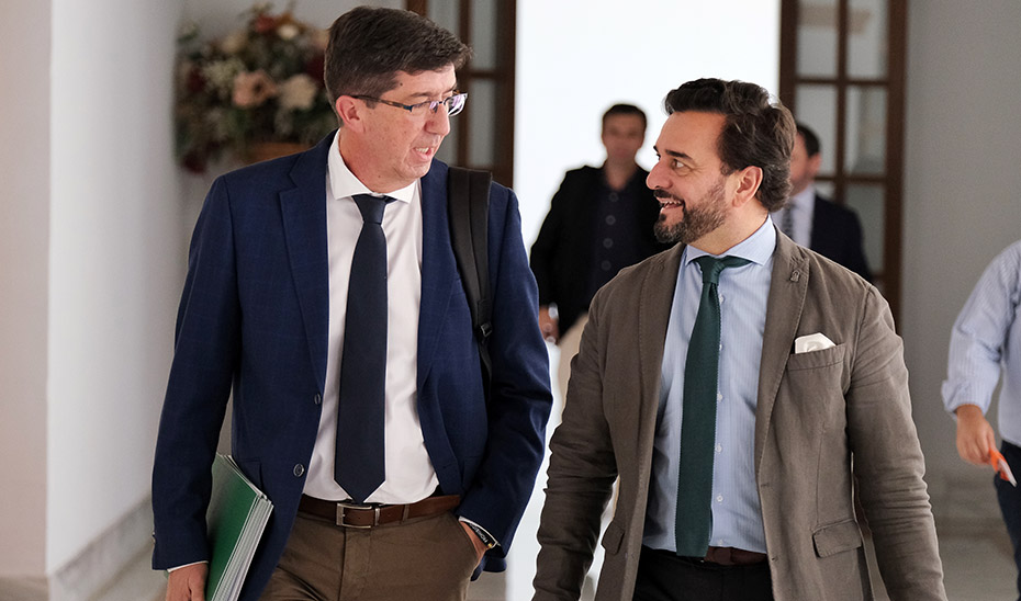 Juan Marín con el viceconsejero de Turismo este miércoles en los pasillos del Parlamento andaluz.