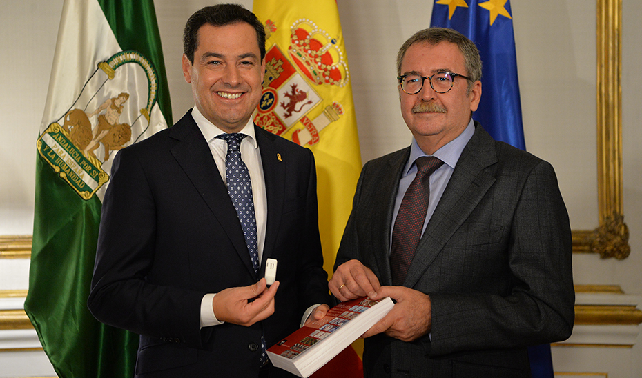 El presidente Juanma Moreno, con Ángel Gallego, muestra la memoria anual del CES.