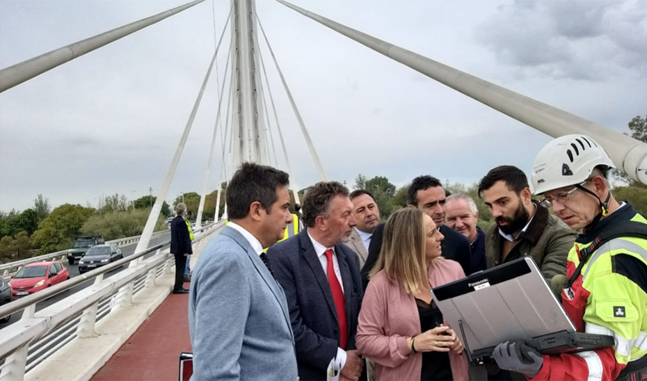 Carazo visitó los trabajos que se realizan en el puente del Alamillo.