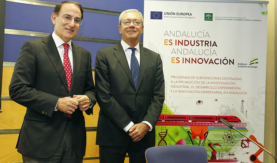 Rogelio Velasco, junto al presidente de la CEA, Javier González de Lara, en las jornadas.