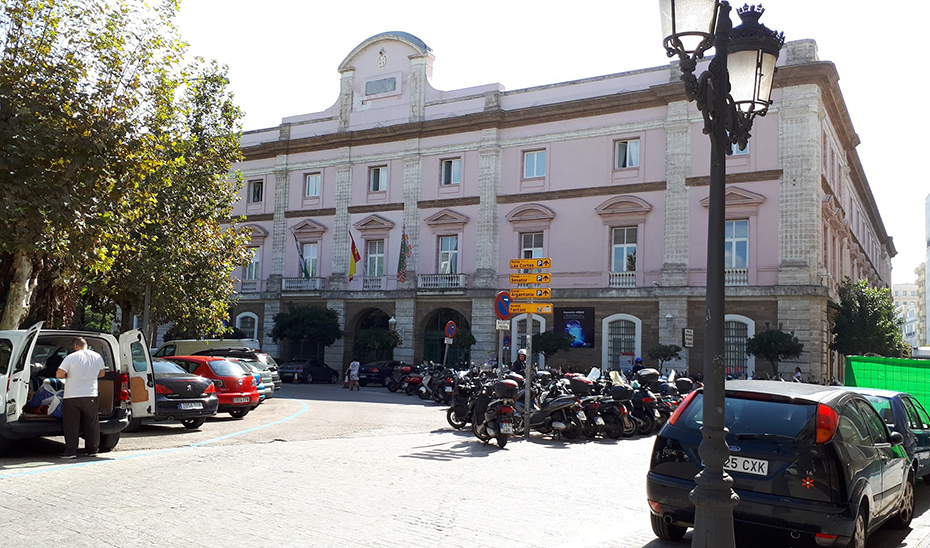 La peatonalización de la Plaza de España, de Cádiz, figura entre los proyectos subvencionados.