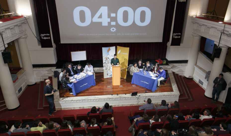 Debate educativo entre alumnos durante la celebración de la primera edición del torneo.