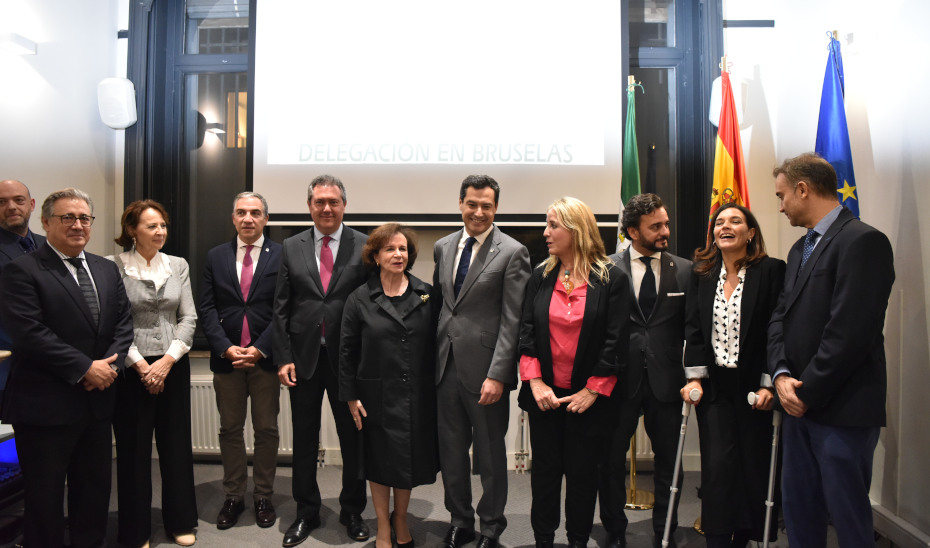 Juanma Moreno, con diversas autoridades durante el encuentro con andaluces en Bruselas.