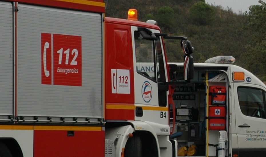 Camión de bomberos y ambulancia. 