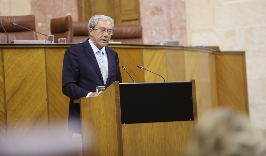 El consejero Rogelio Velasco informa en el pleno del Parlamento del inicio del curso universitario.