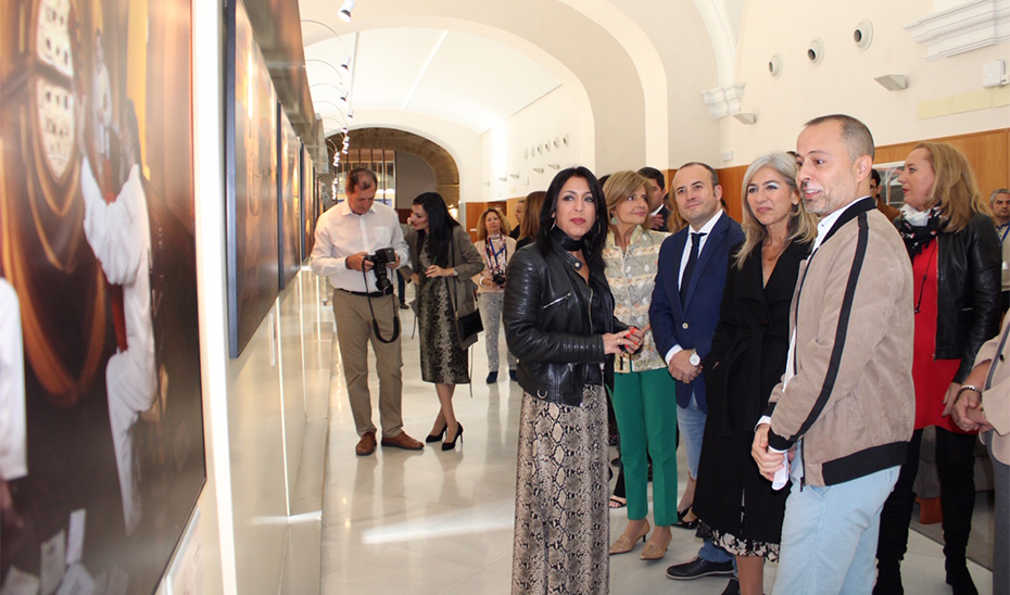 La consejera de Cultura, junto al fotógrafo Javier Caró, la presidenta del Parlamento y miembros de la Mesa del Parlamento.