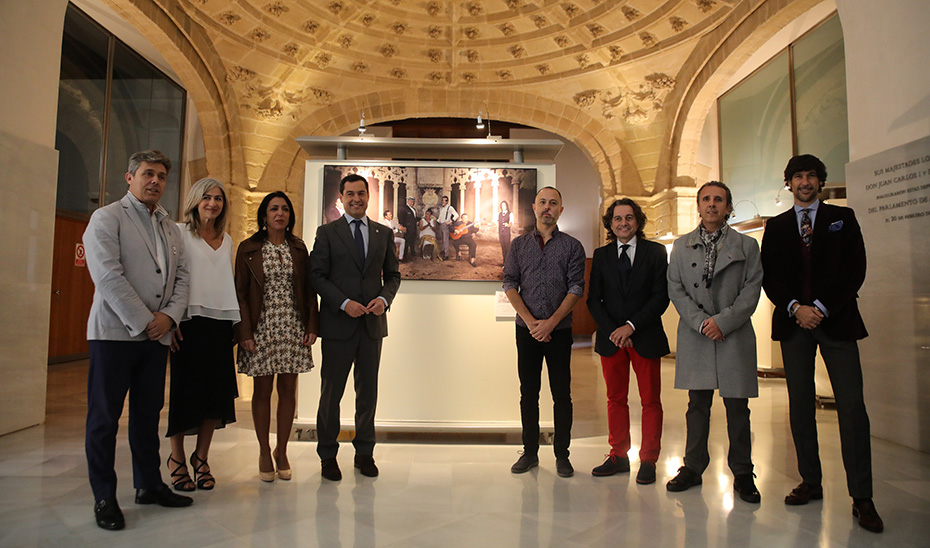 Moreno, durante la visita a la exposición \u0027Flamenco. Código abierto\u0027 en el Parlamento andaluz.