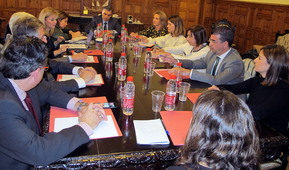 La secretaria general para la Justicia, María José Torres, en la reunión con los vocales territoriales del CGPJ.