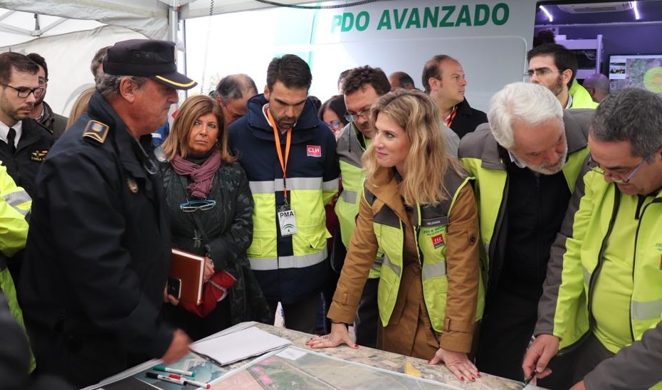 La delegada del Gobierno en Cádiz y el director de Emergencias, en el Puesto de Mando Avanzado establecido para el simulacro.