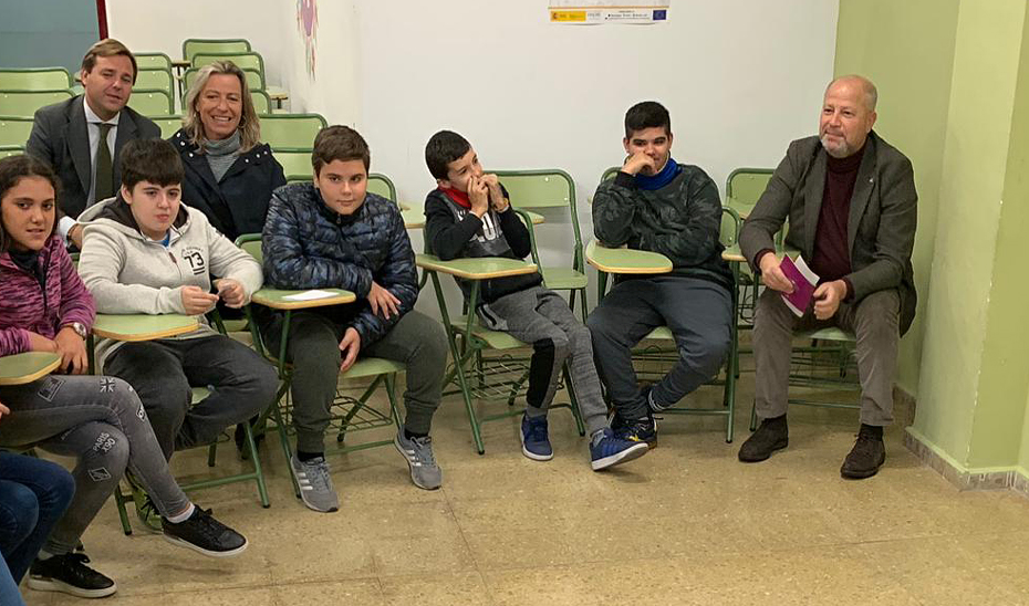 El consejero de Educación y Deporte, Javier Imbroda, ha anunciado la puesta en marcha de un nuevo programa para fomentar la vocación científica en el alumnado desde edades tempranas, durante su visita al IES Guadalquivir de Córdoba.