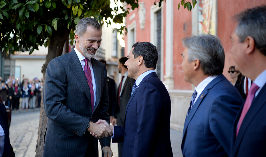 Saludo del presidente Juanma Moreno y el Rey Felipe VI.