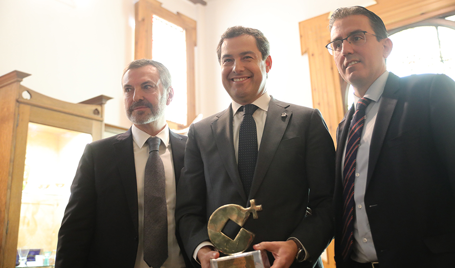 Moreno recogiendo el galardón que le ha otorgado la cadena Cope de Málaga.