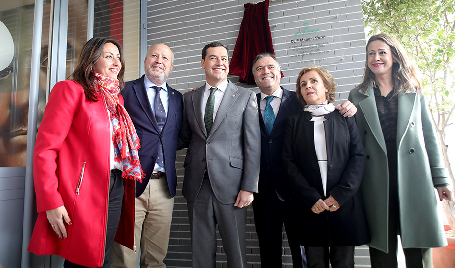 El presidente Juanma Moreno, con el consejero Javier Imbroda y el resto de autoridades en el nuevo colegio.