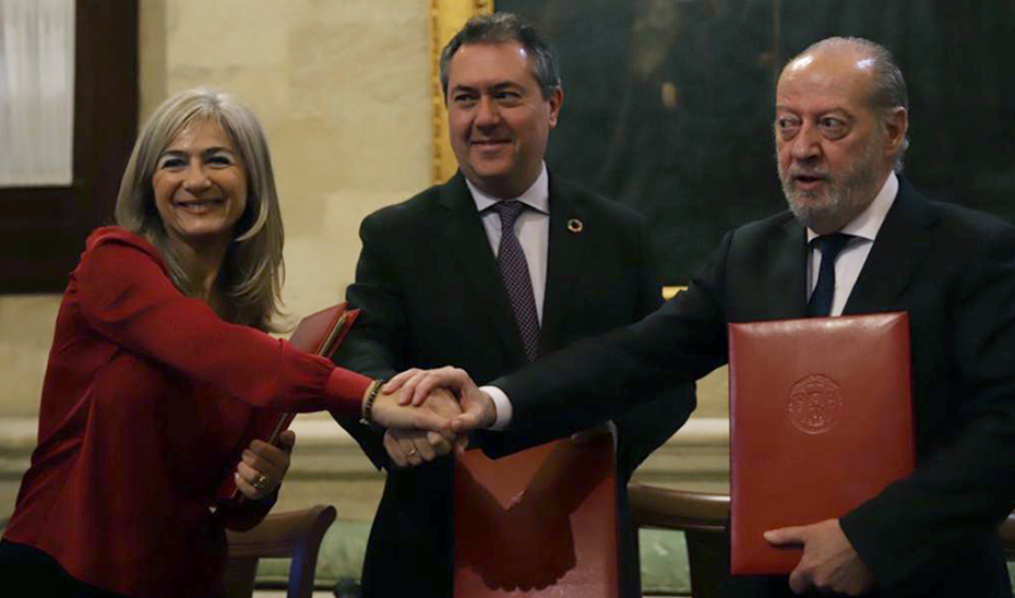 Patricia del Pozo, Juan Espadas y Fernando Rodríguez Villalobos, durante la firma del acuerdo.
