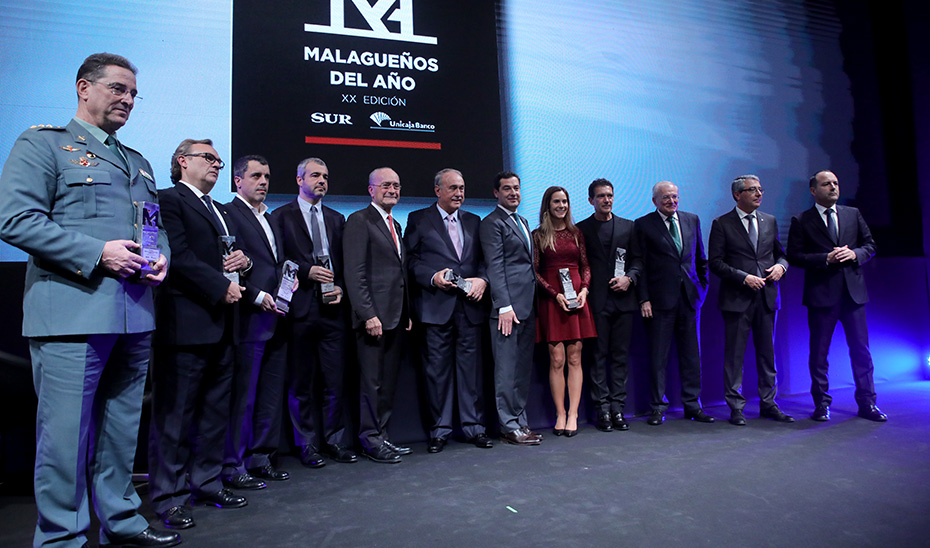 El presidente Juanma Moreno posa junto a los galardonados con el premio Malagueño del Año.