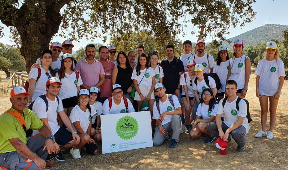 Participantes en una edición anterior de los campos de voluntariado juvenil.