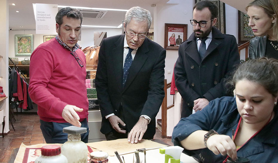 El consejero Rogelio Velasco visita un taller de artesanía en Córdoba.