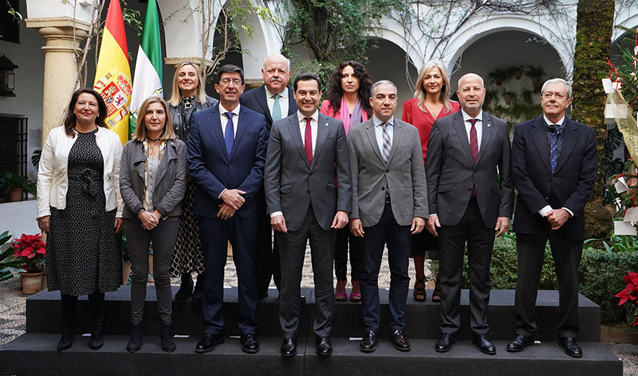 Juanma Moreno y Juan Marín con el resto de miembros del Gobierno andaluz antes de reunirse en el Palacio de Viana de Córdoba.