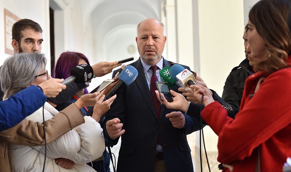 El consejero de Educación, durante su atención a medios.