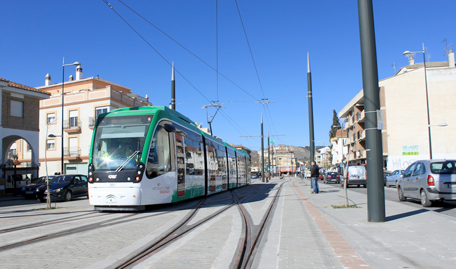 Un convoy del Metro de Granada, en circulación por la ciudad.
