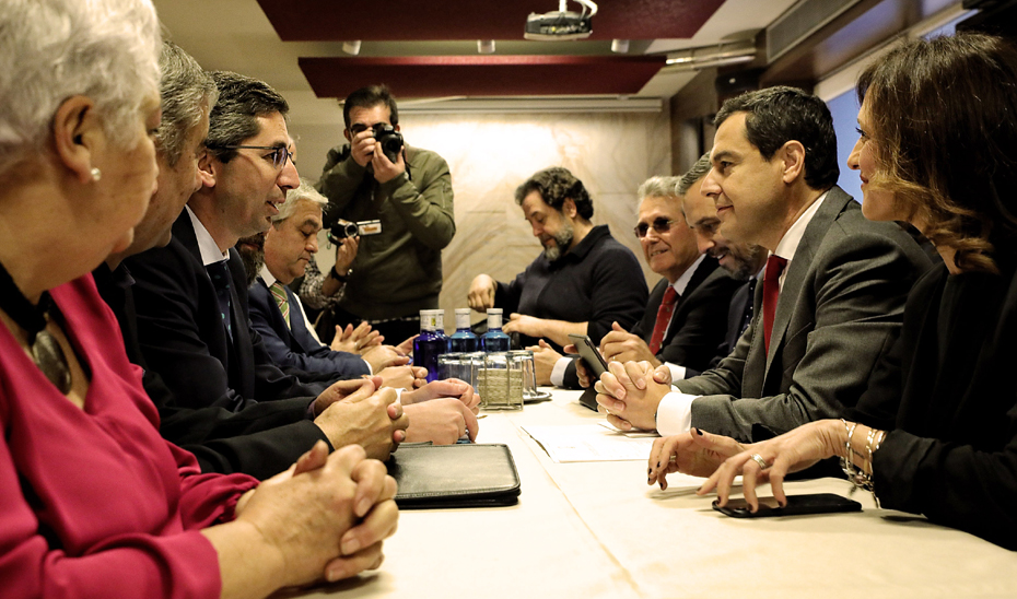 Juanma Moreno, durante el encuentro con la plataforma \u0027Jaén merece más\u0027.