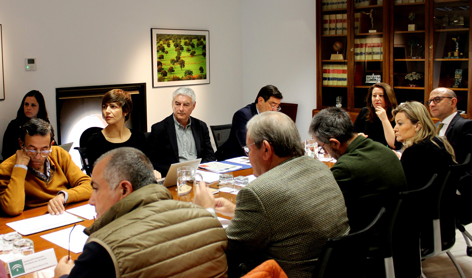 Carmen Crespo, durante la reunión de la Mesa de los Cítricos de la comunidad autónoma junto a representantes del sector.
