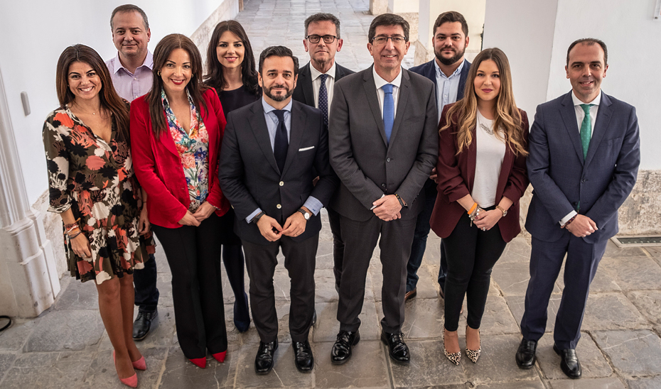 Juan Marín, en el palacio de San Telmo de Sevilla junto a los delegados provinciales de su consejería.