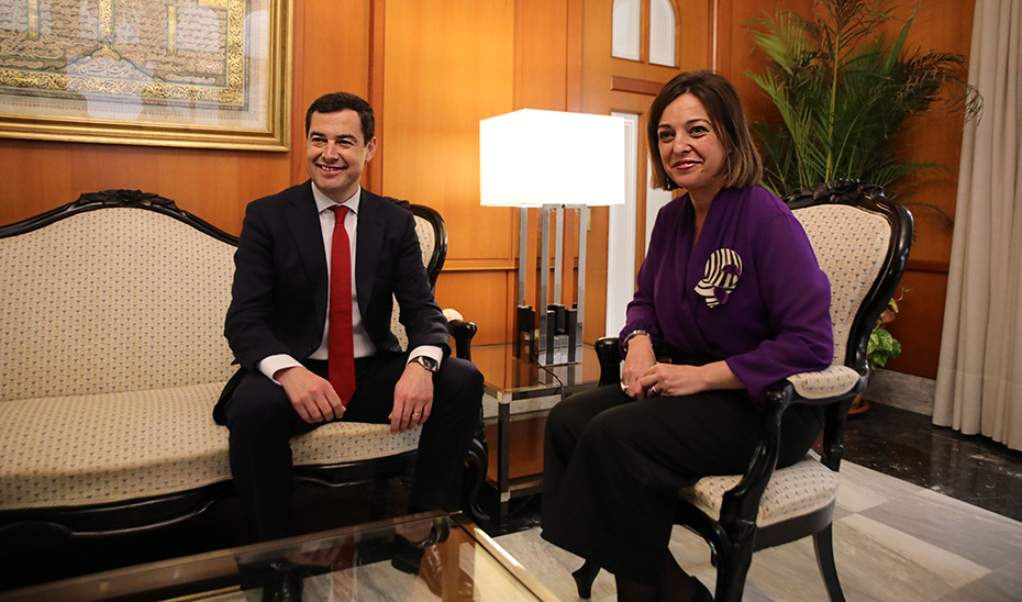 El presidente de la Junta, Juanma Moreno, con la alcaldesa de Córdoba, Isabel Ambrosio.