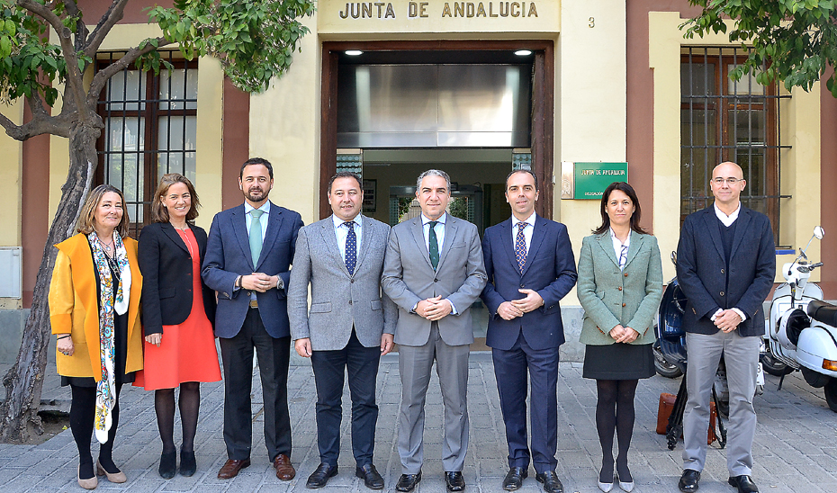 Bendodo, junto al delegado de la Junta en Sevilla, Ricardo Sánchez, y el resto de delegados territoriales.