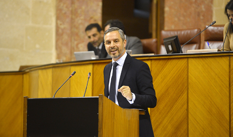 El consejero de Hacienda, Industria y Energía, Juan Bravo, durante su intervención en el Pleno del Parlamento.