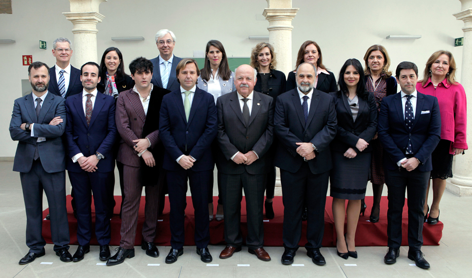 El consejero de Salud y Familias, Jesús Aguirre, con los galardonados por el Día de Andalucía en Córdoba.