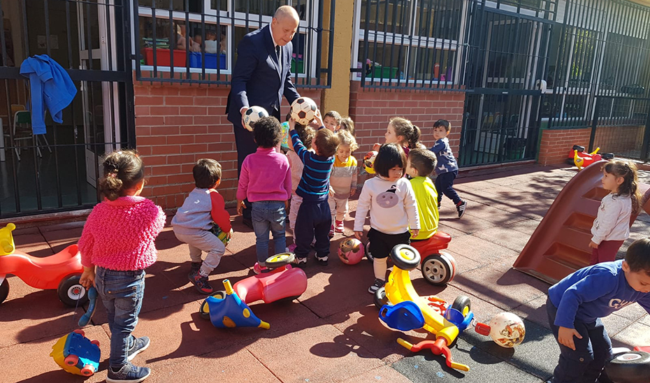 El consejero de Educación, Javier Imbroda, en su visita Almería