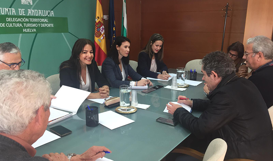 La directora general de Coordinación de Políticas Migratorias, María del Mar Ahumada, en la reunión con sindicatos y empresarios del sector de la fresa en Huelva