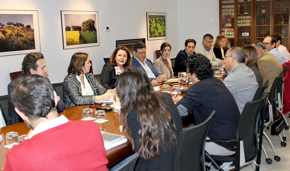 La consejera Carmen Crespo durante la reunión de la mesa de trabajo creada para simplificar los trámites burocráticos.